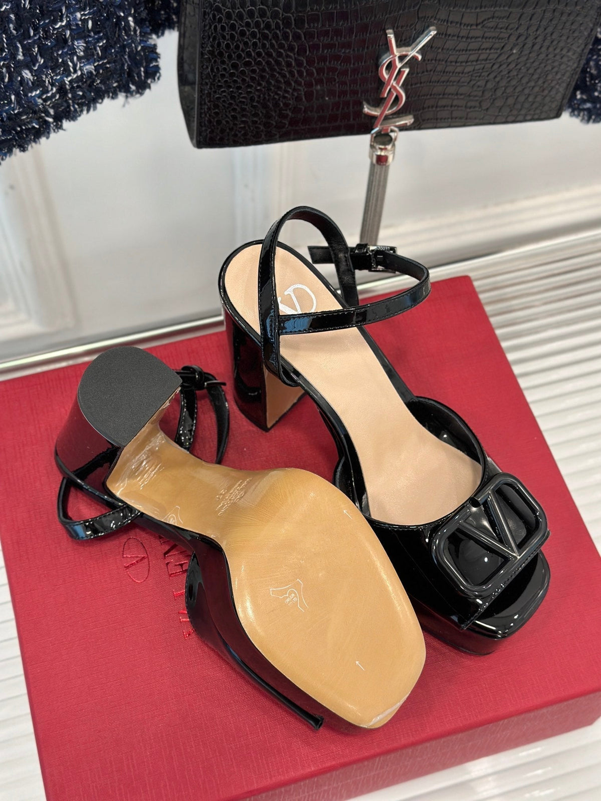 Sandal With Vlogo Signature Platform In Black Glossy Calfskin 110mm 989460