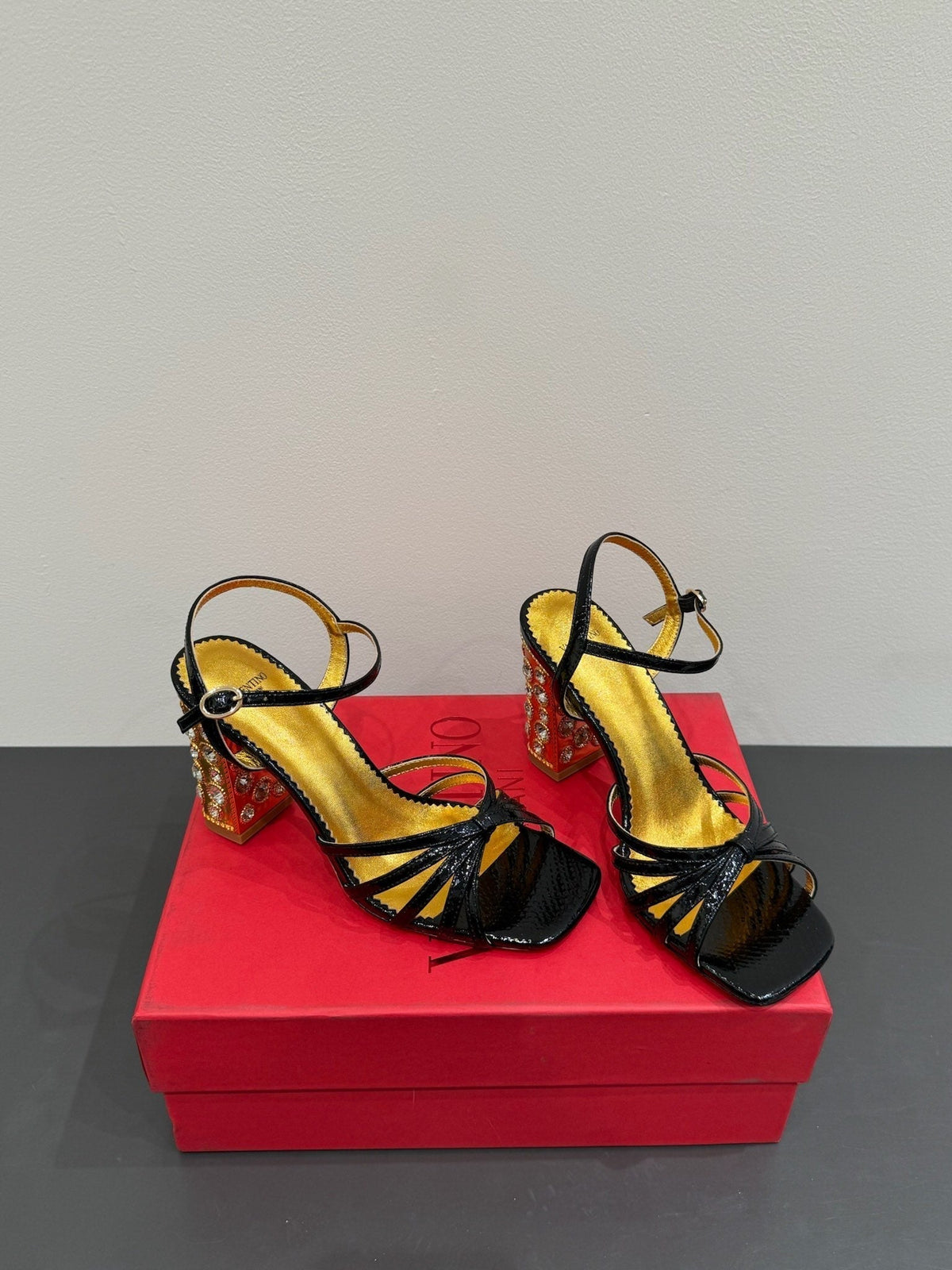 VT 25 Jewel Sandals Black Cowhide 337920