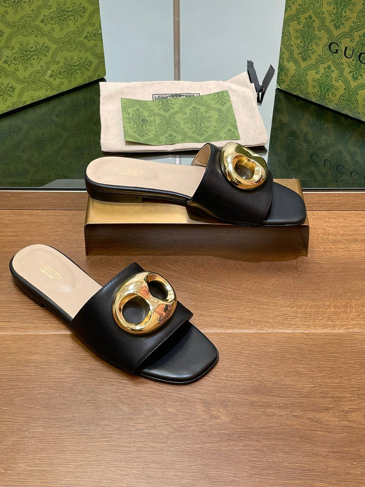 FLAT MULE IN BLACK CALFSKIN