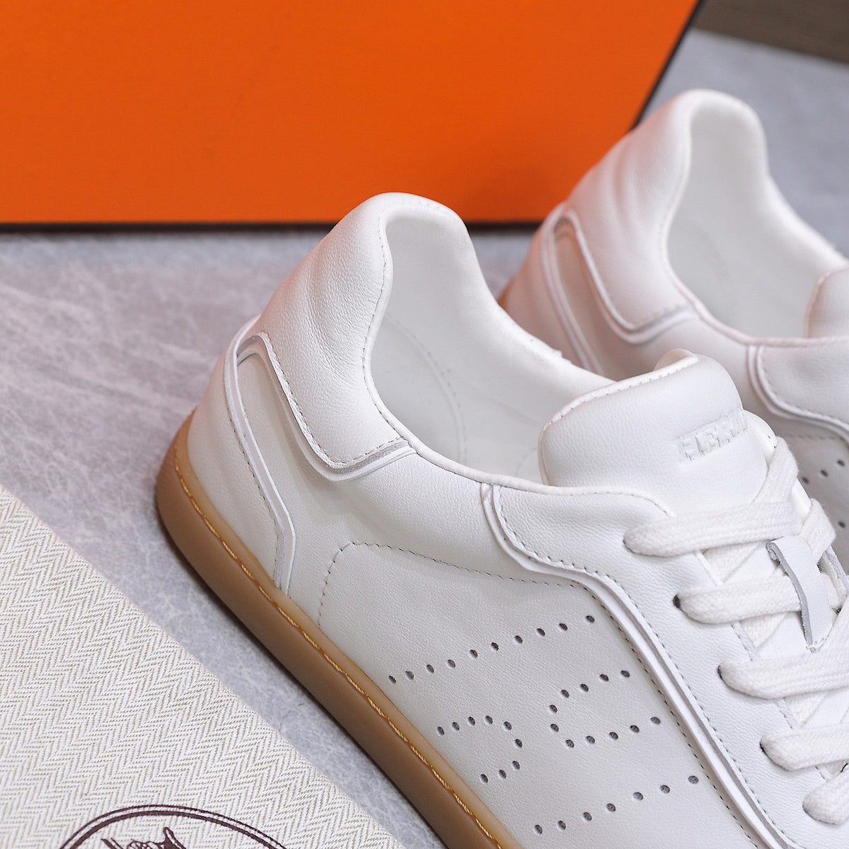 HM 26ss Casual Sneakers White Sheepskin 637714