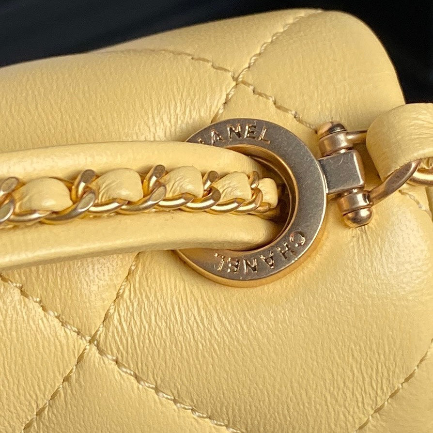 25C FLAP BAG 18 IN YELLOW SMOOTH LAMBSKIN GOLD HARDWARE