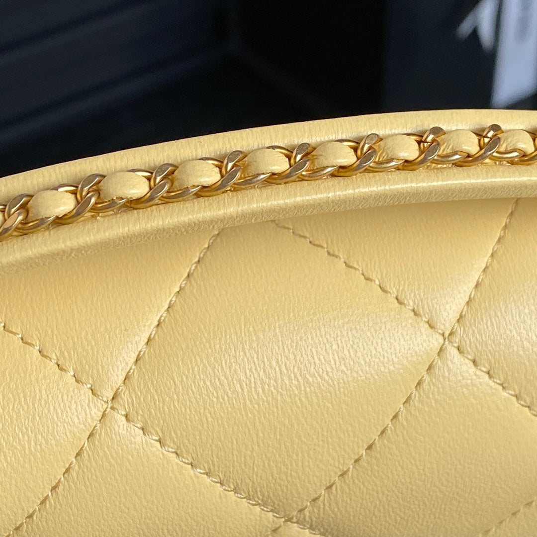 25C FLAP BAG 18 IN YELLOW SMOOTH LAMBSKIN GOLD HARDWARE