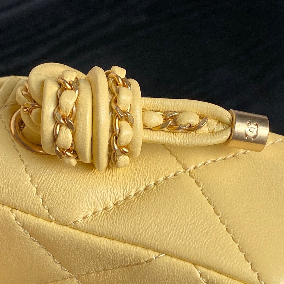 25C FLAP BAG 18 IN YELLOW SMOOTH LAMBSKIN GOLD HARDWARE