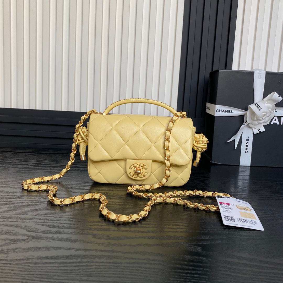 25C FLAP BAG 18 IN YELLOW SMOOTH LAMBSKIN GOLD HARDWARE