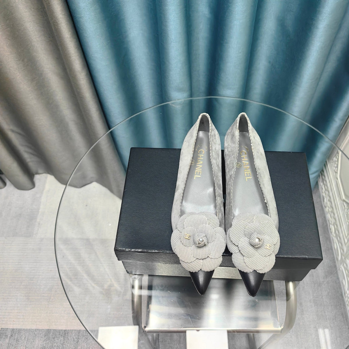 CC BALLET FLAT IN SPANISH GRAY SUEDE AND BLACK CALFSKIN WITH FLOWER