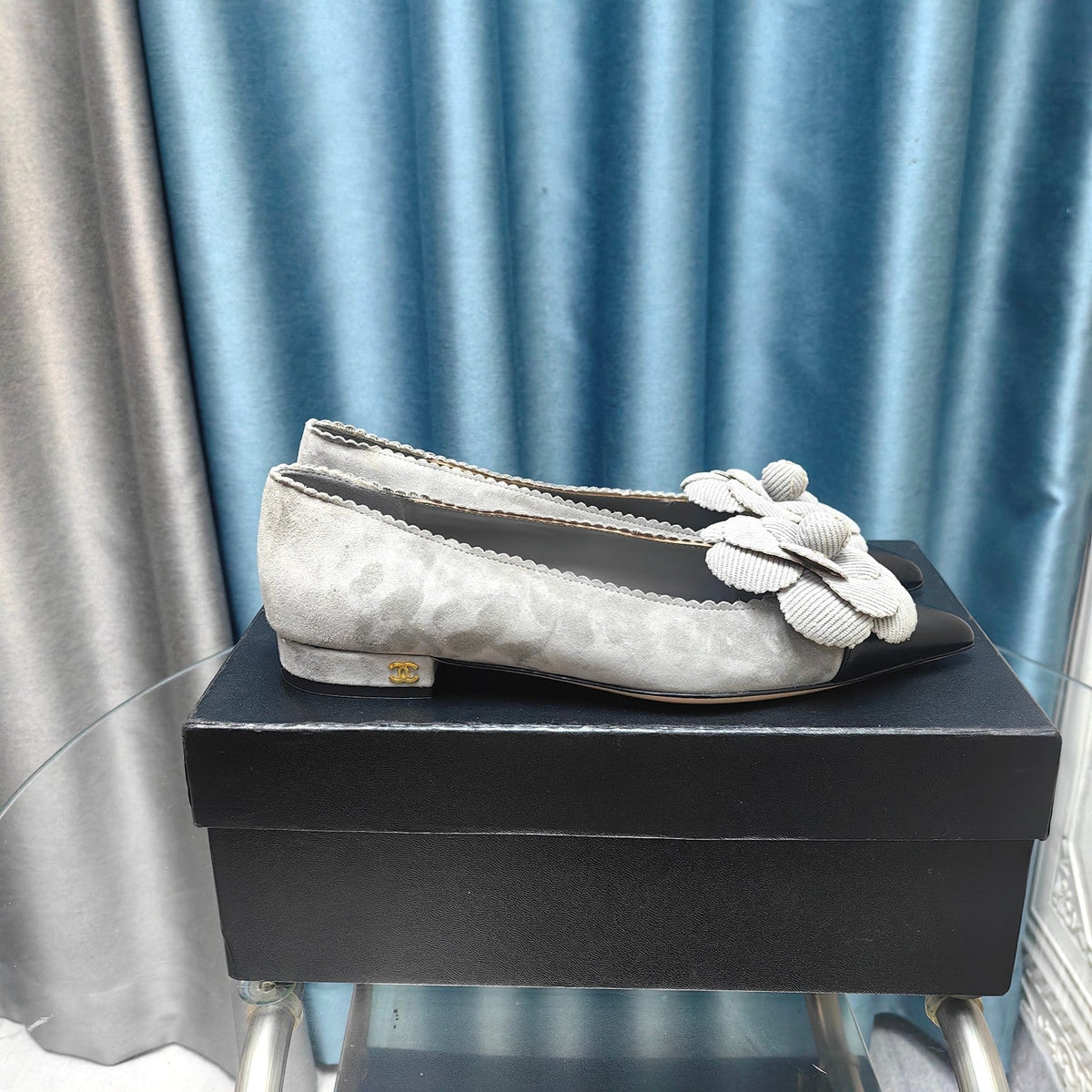 CC BALLET FLAT IN SPANISH GRAY SUEDE AND BLACK CALFSKIN WITH FLOWER
