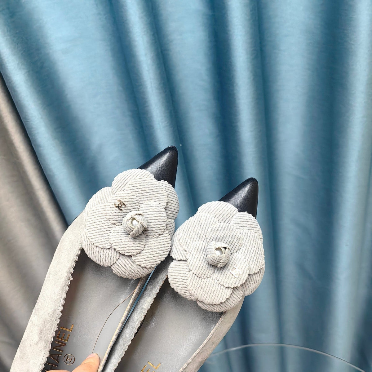 CC BALLET FLAT IN SPANISH GRAY SUEDE AND BLACK CALFSKIN WITH FLOWER
