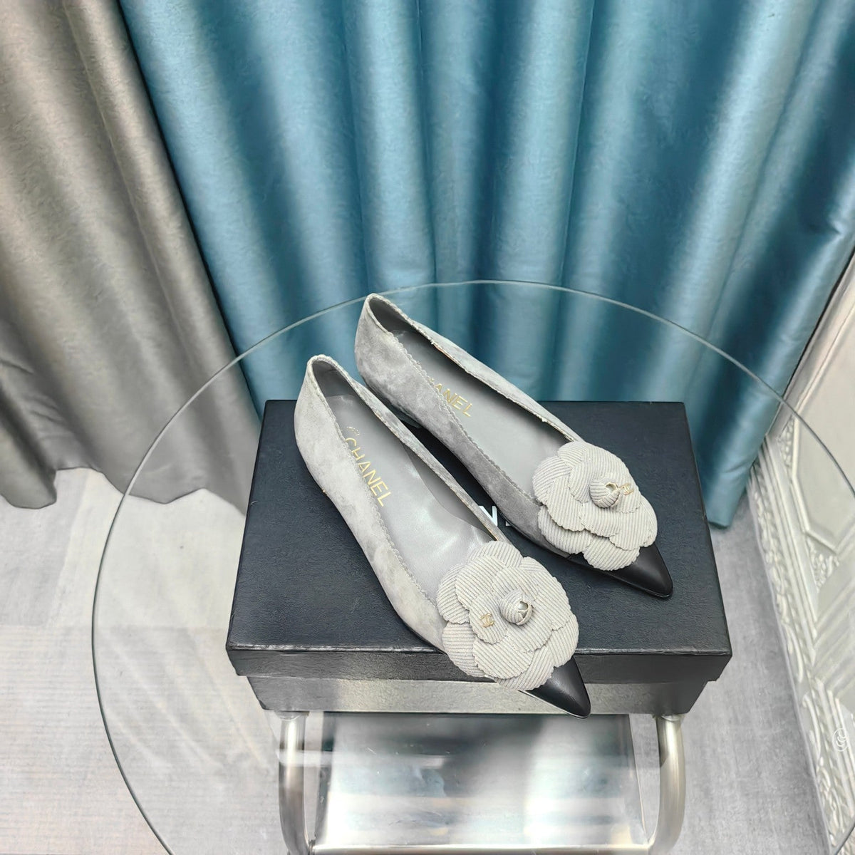CC BALLET FLAT IN SPANISH GRAY SUEDE AND BLACK CALFSKIN WITH FLOWER