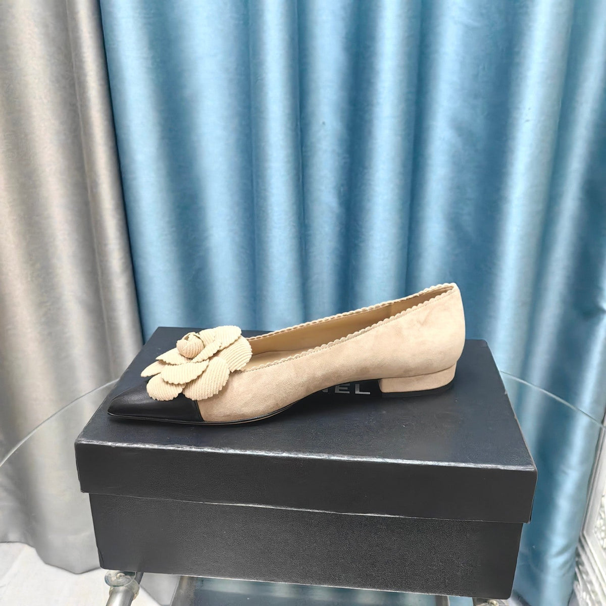 CC BALLET FLAT IN TAN BEIGE SUEDE AND BLACK CALFSKIN WITH FLOWER