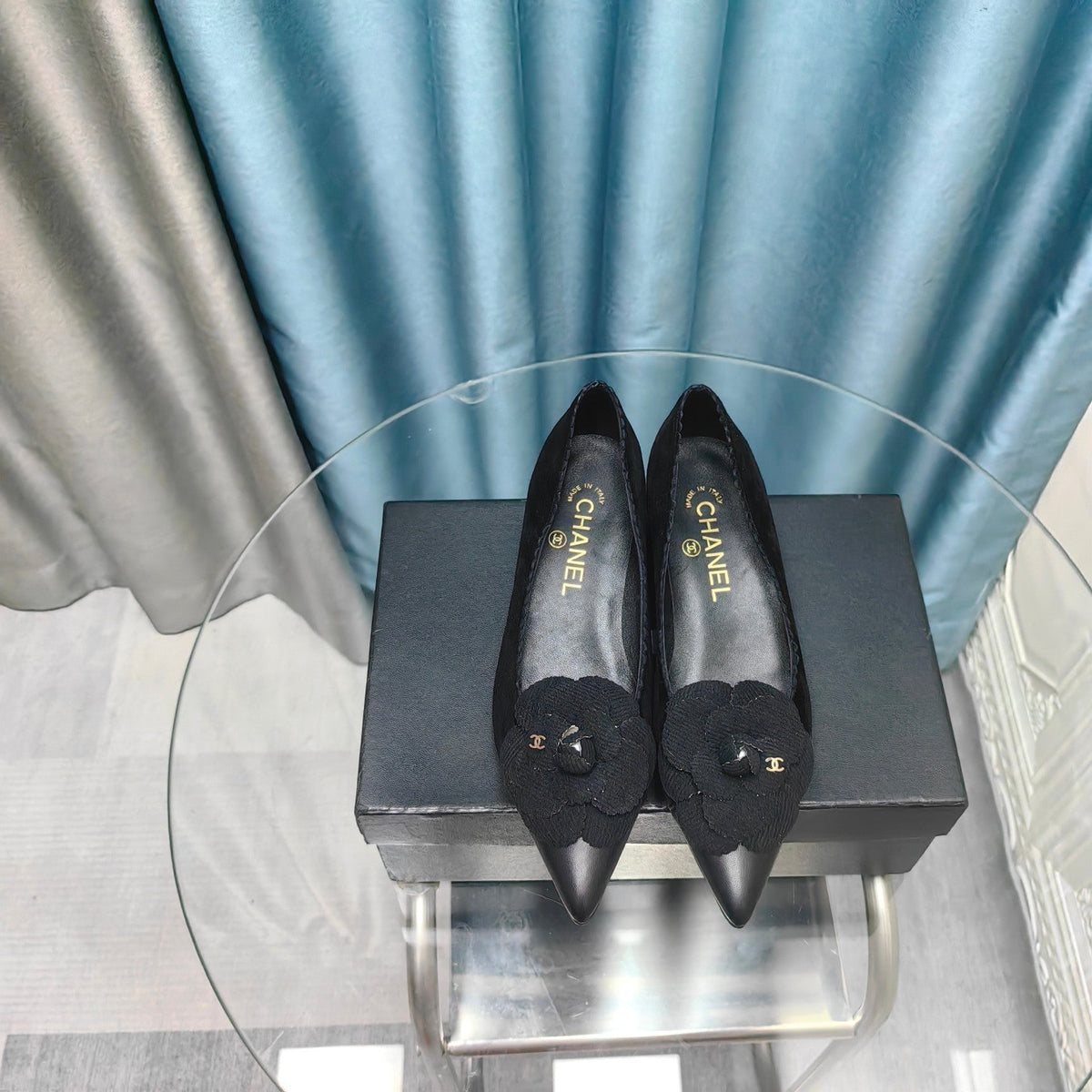 CC MEDIUM HEELS IN BLACK SUEDE AND CALFSKIN WITH FLOWER