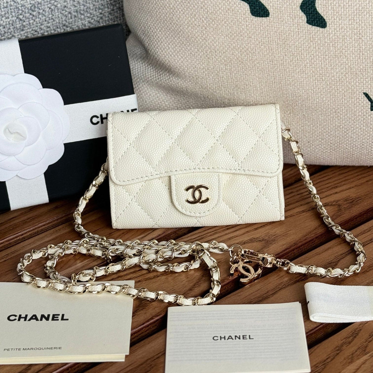 CC 24 Classic Wallet On Chain 11cm White Caviar Leather 240674