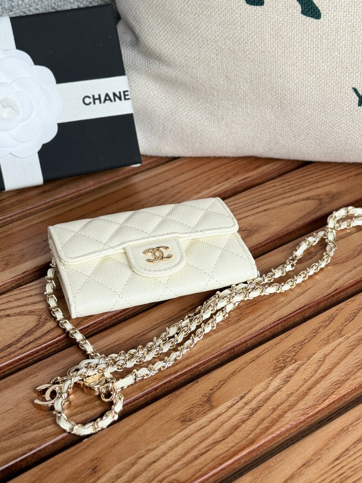 CC 24 Classic Wallet On Chain 11cm White Caviar Leather 240674