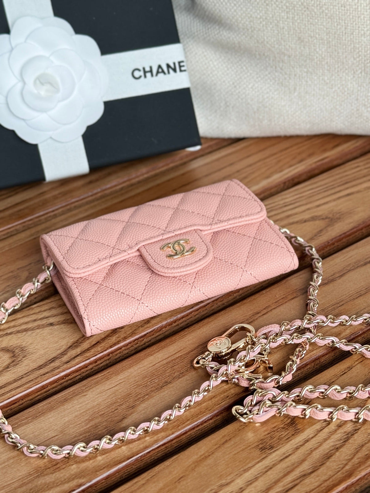 CC 24 Classic Wallet On Chain 11cm Pink Caviar Leather 240678