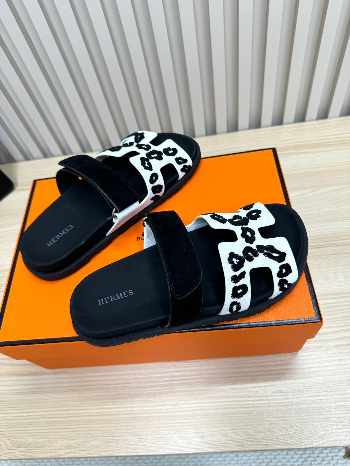 HM 26ss Slippers Black White Suede Leather 618576