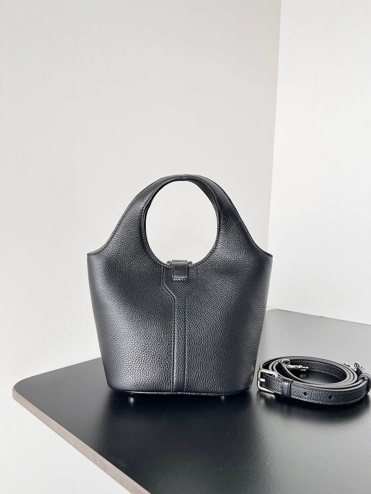 SILVER LOCKER SHOULDER BAG 24 IN BLACK CALFSKIN