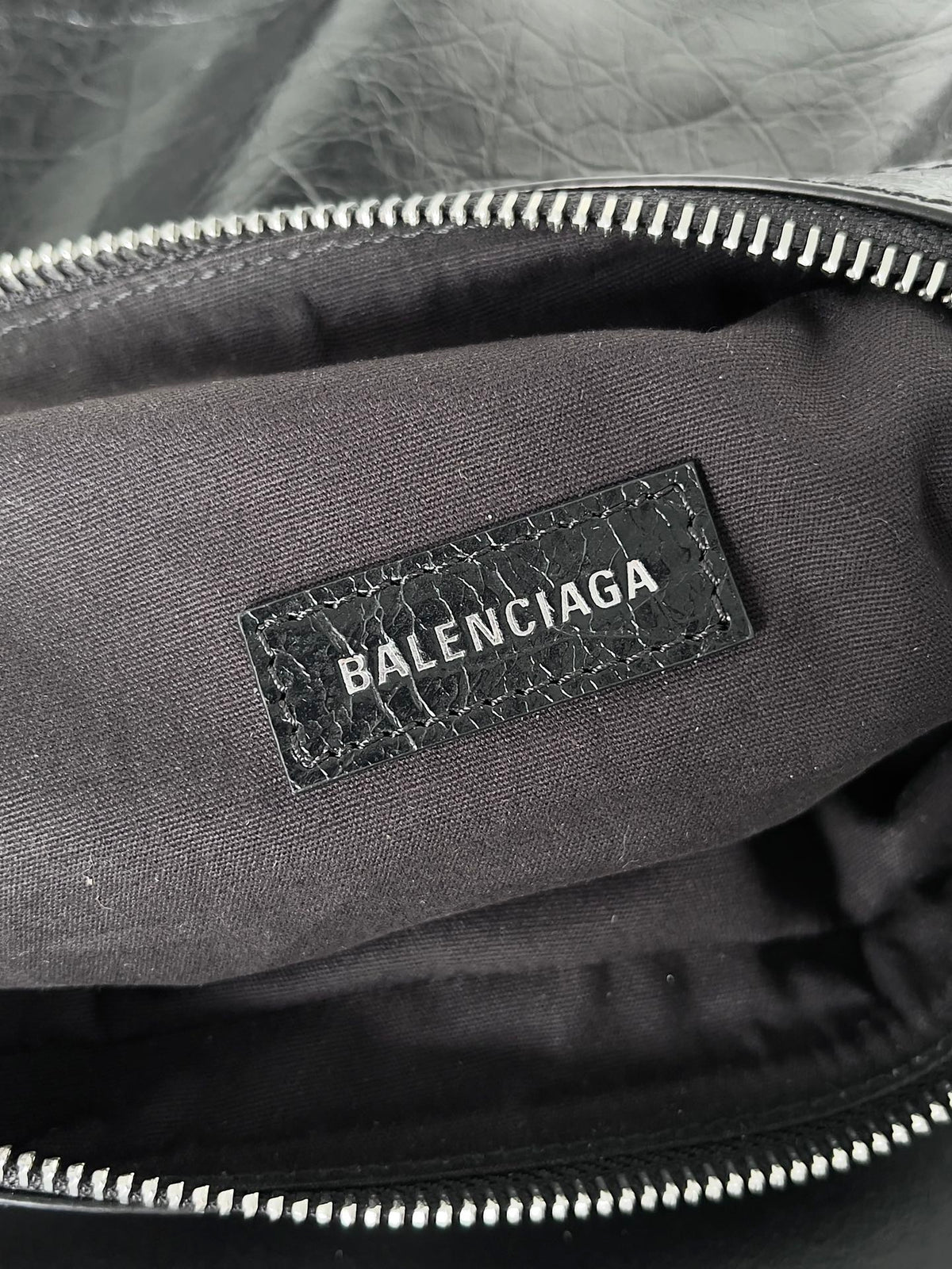 SUPERBUSY MESSENGER BAG 33 IN BLACK ARENA LAMBSKIN