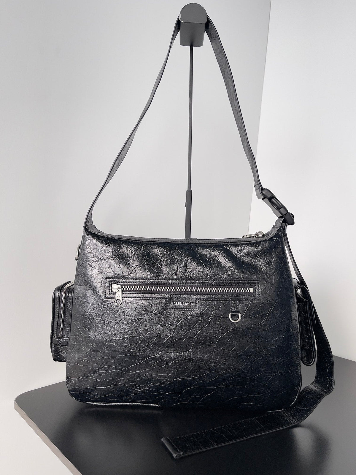 SUPERBUSY MESSENGER BAG 33 IN BLACK ARENA LAMBSKIN