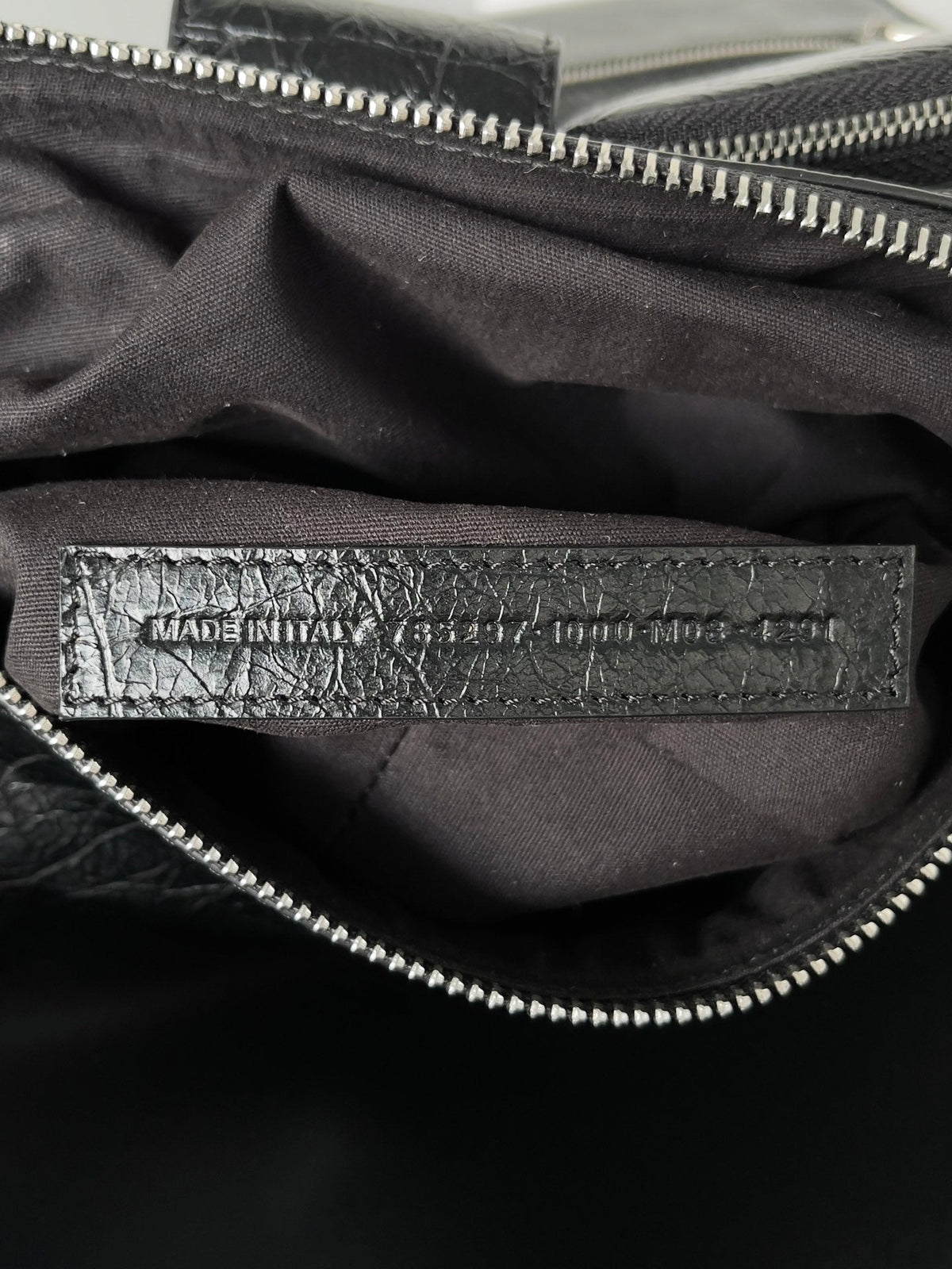 SUPERBUSY MESSENGER BAG 33 IN BLACK ARENA LAMBSKIN