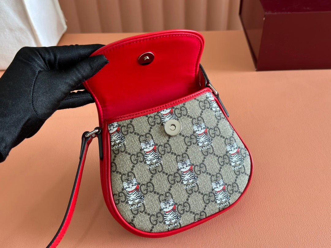 Gucci Cat Print Shoulder Bag White Red Beige Canvas 239660