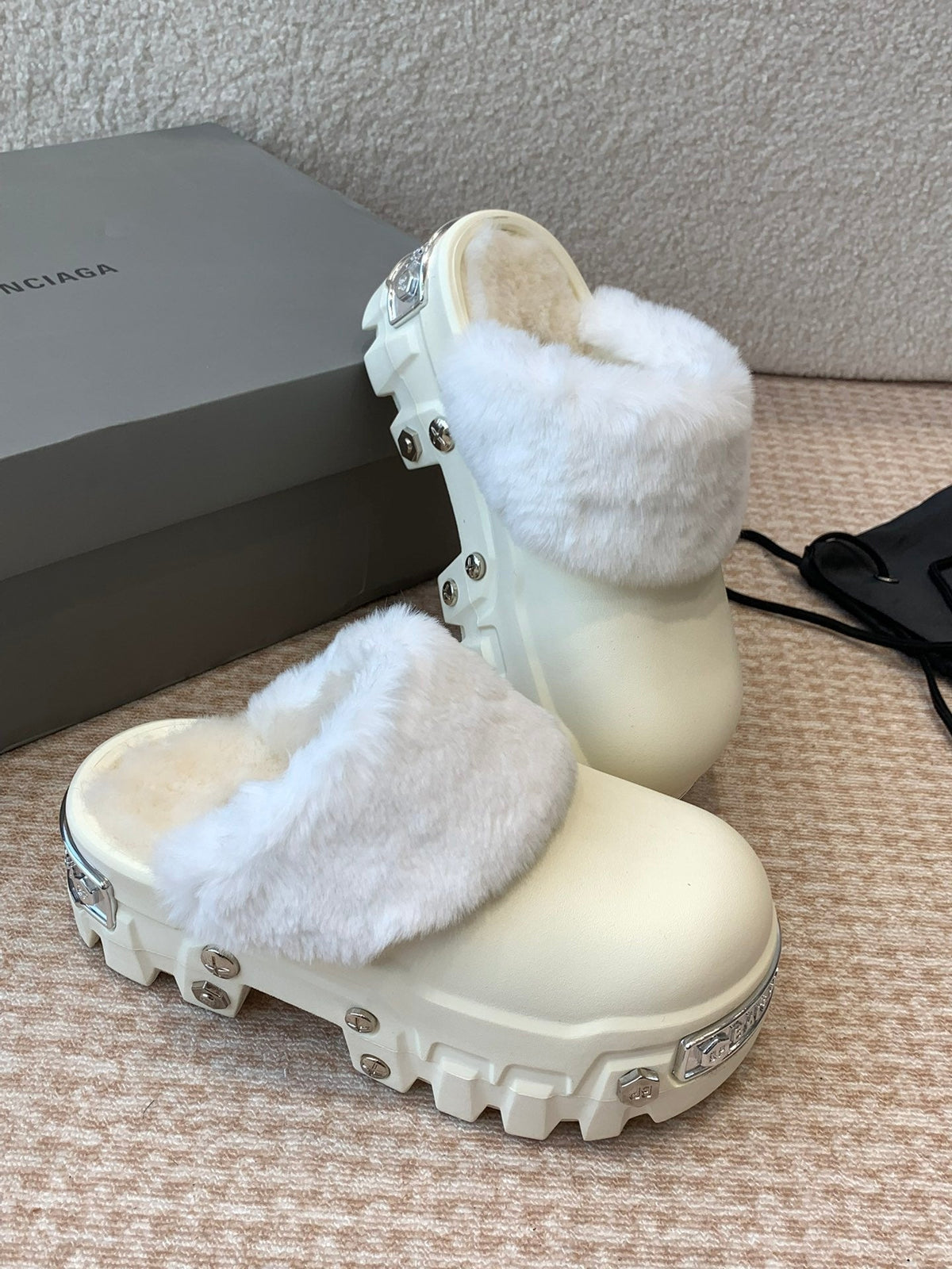 PLATFORM MULES IN BEIGE RUBBER MIX RABBIT FUR SILVER HARDWARE