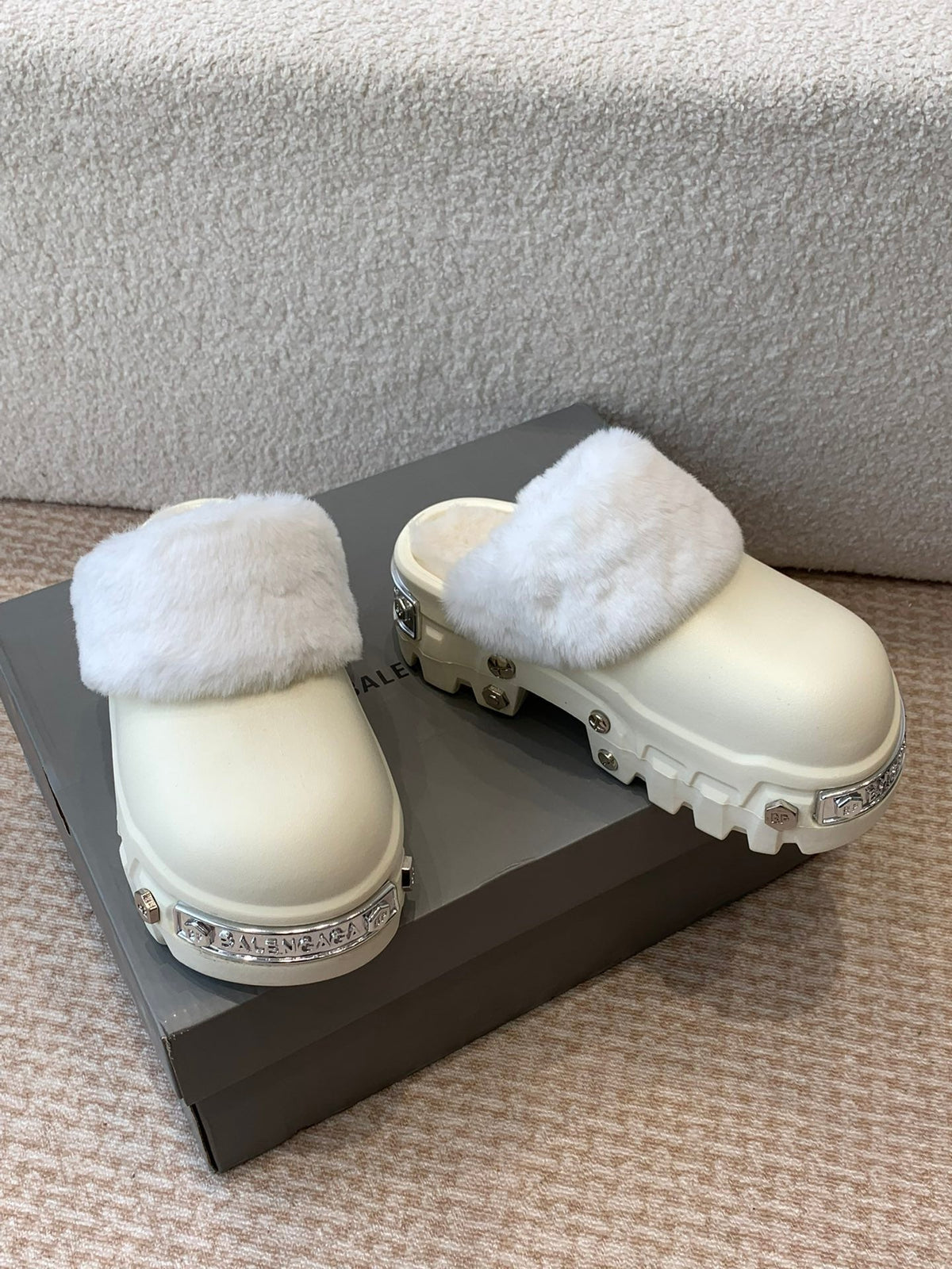 PLATFORM MULES IN BEIGE RUBBER MIX RABBIT FUR SILVER HARDWARE