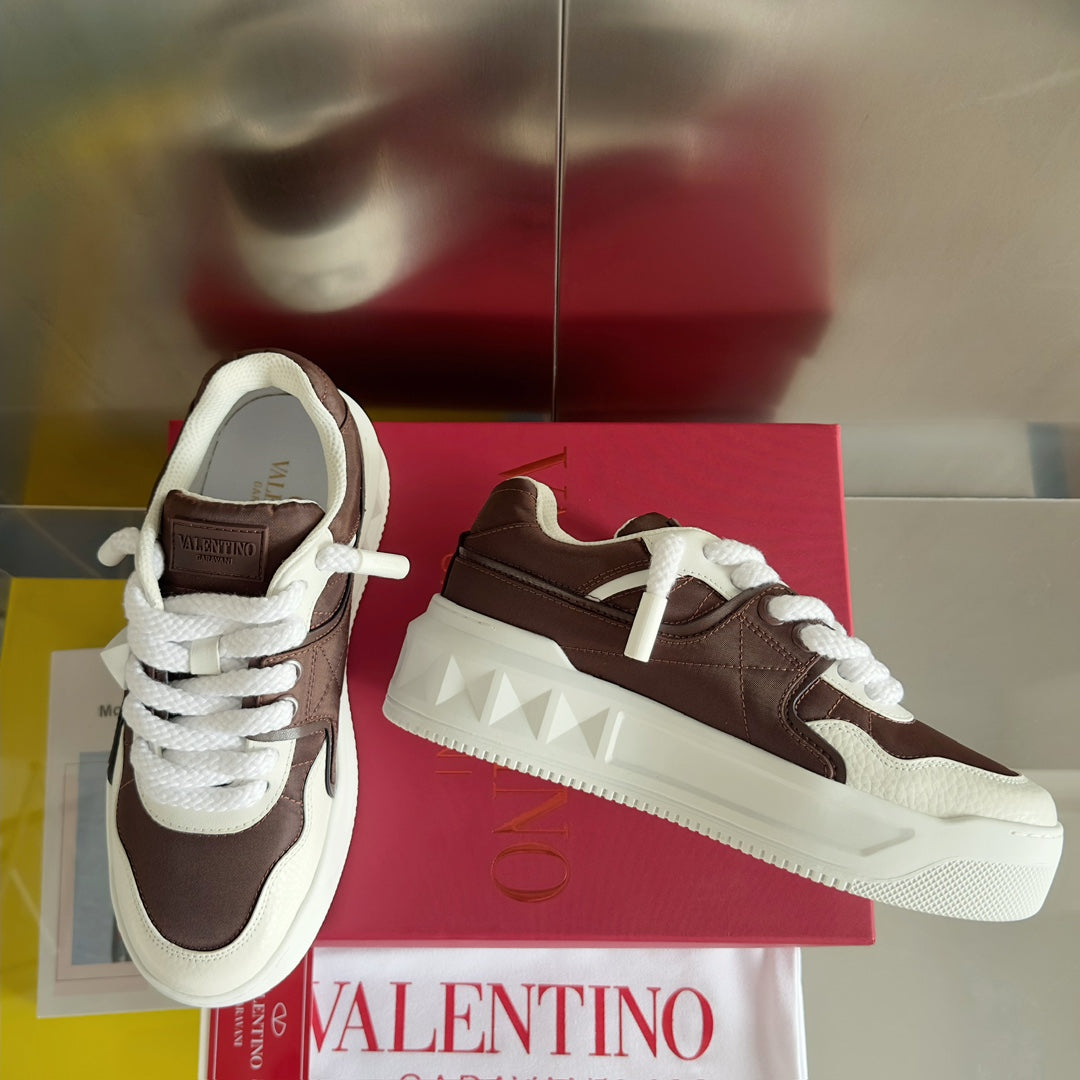 LOW-TOP SNEAKER IN WHITE NAPPA LEATHER AND CHOCOLATE BROWN TOILE ICONOGRAPHE FABRIC