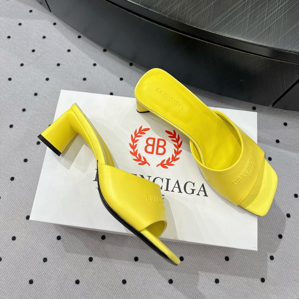 SQUARE-TOE MEDIUM HEEL MULES IN YELLOW CALFSKIN LOGO EMBOSSED