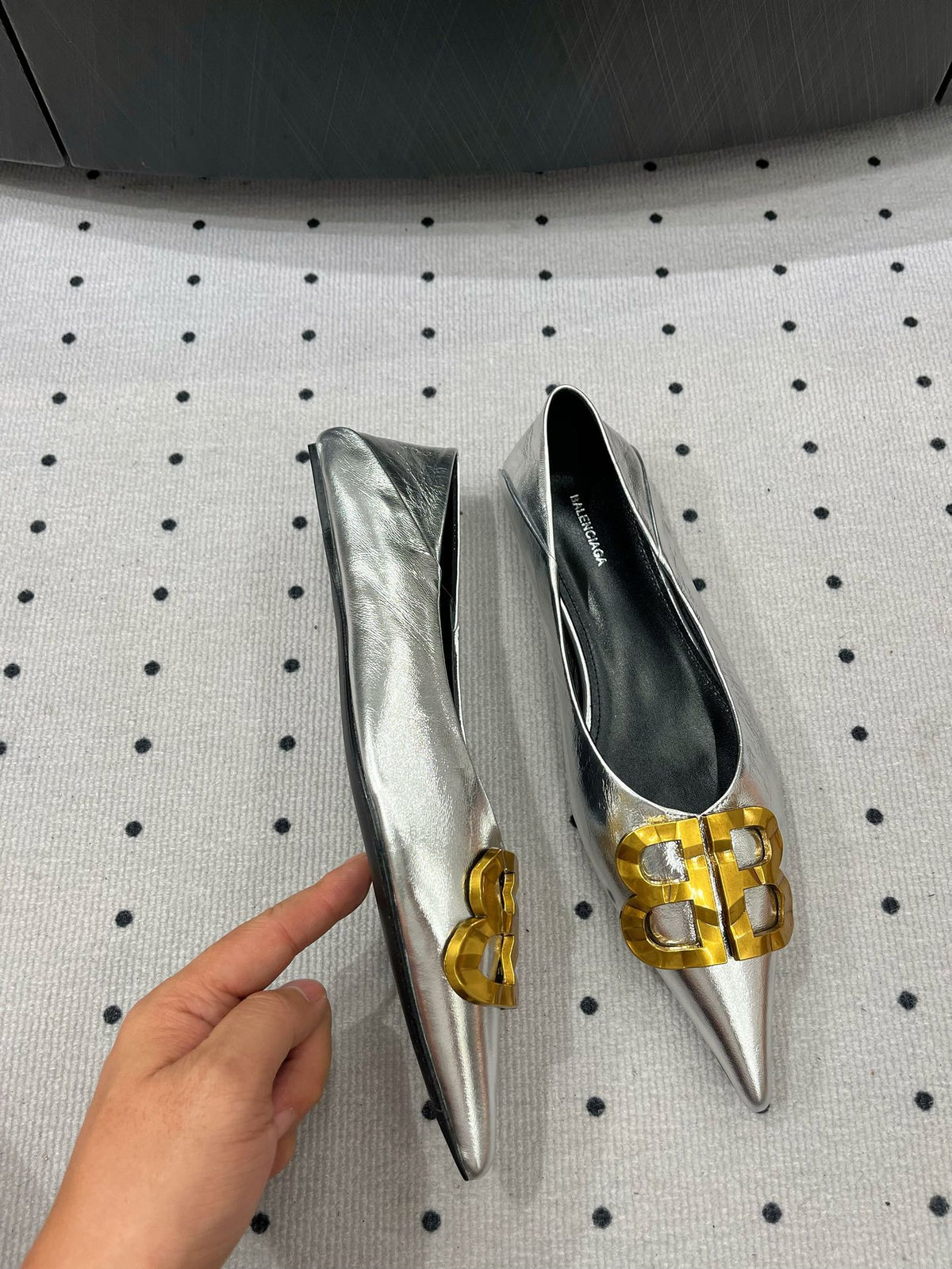 POINTED BB GOLD BUCKLE BALLET FLAT IN SILVER METALLIC SHINY CALFSKIN