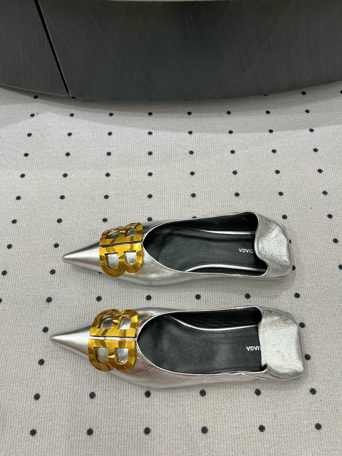 POINTED BB GOLD BUCKLE BALLET FLAT IN SILVER METALLIC SHINY CALFSKIN