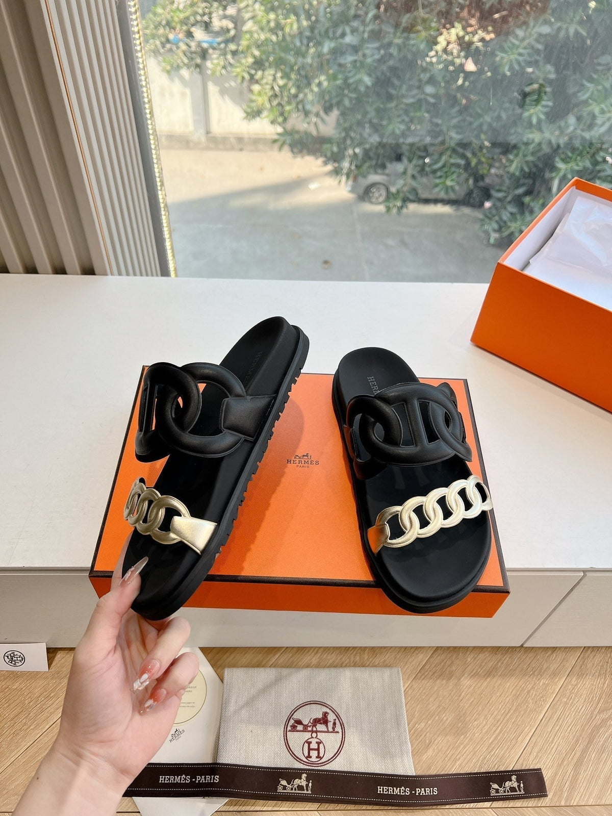 HM 25 Extra Sandal Black Gold Metalic Calfskin