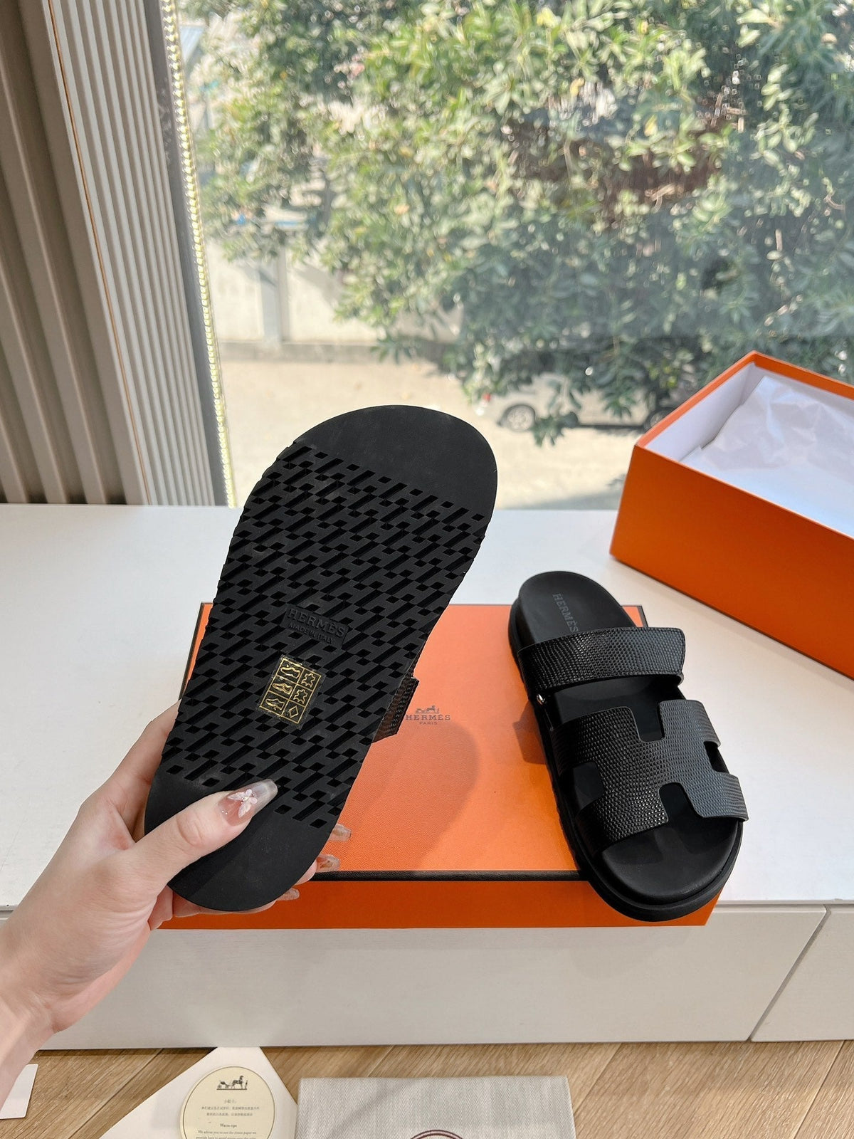 CHYPRE SANDAL IN BLACK SHINY GRAINED CALFSKIN