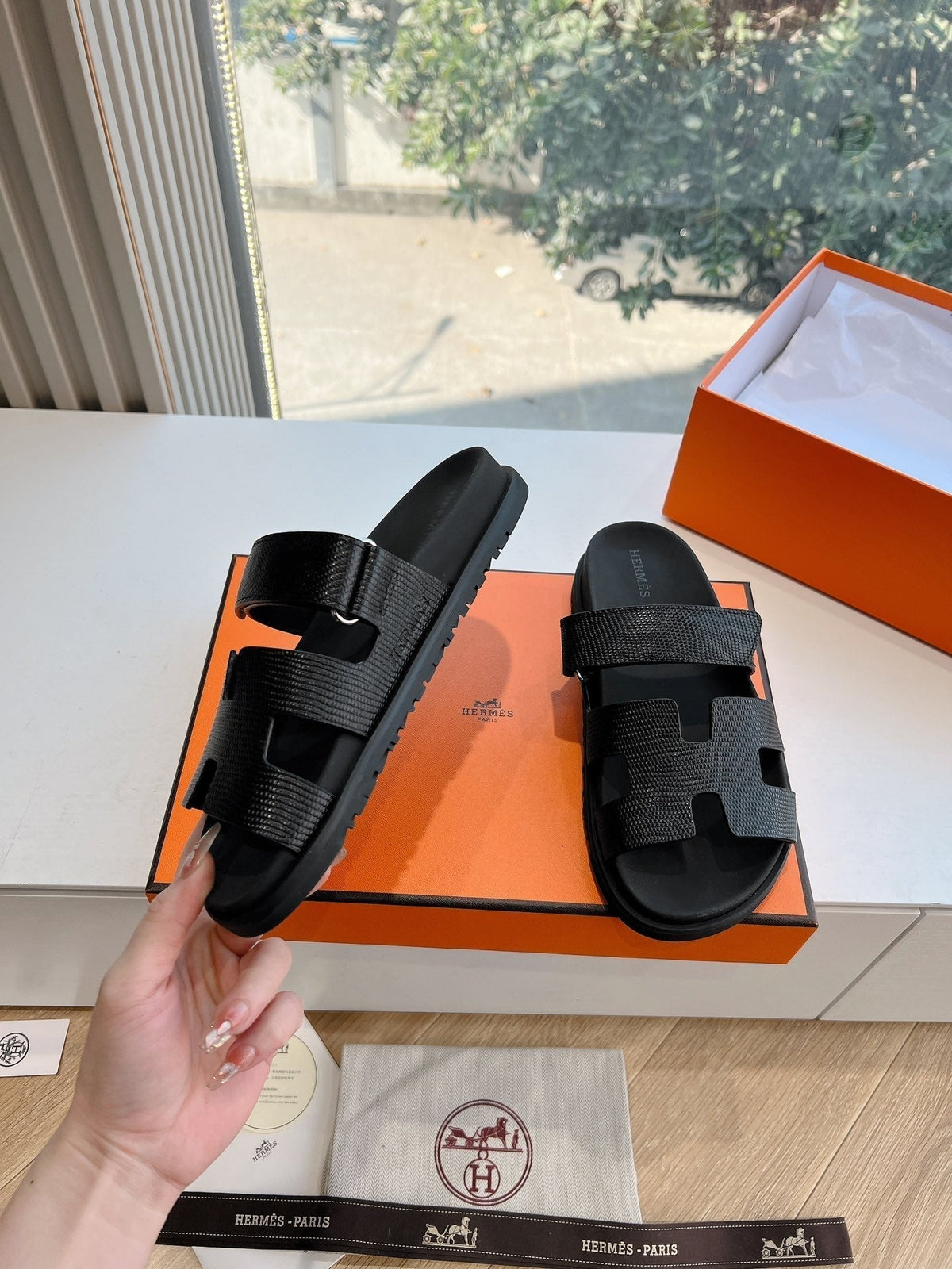 CHYPRE SANDAL IN BLACK SHINY GRAINED CALFSKIN