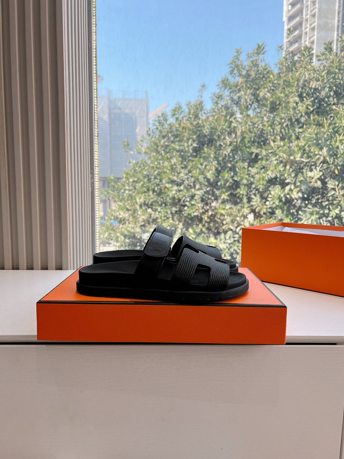 CHYPRE SANDAL IN BLACK SHINY GRAINED CALFSKIN