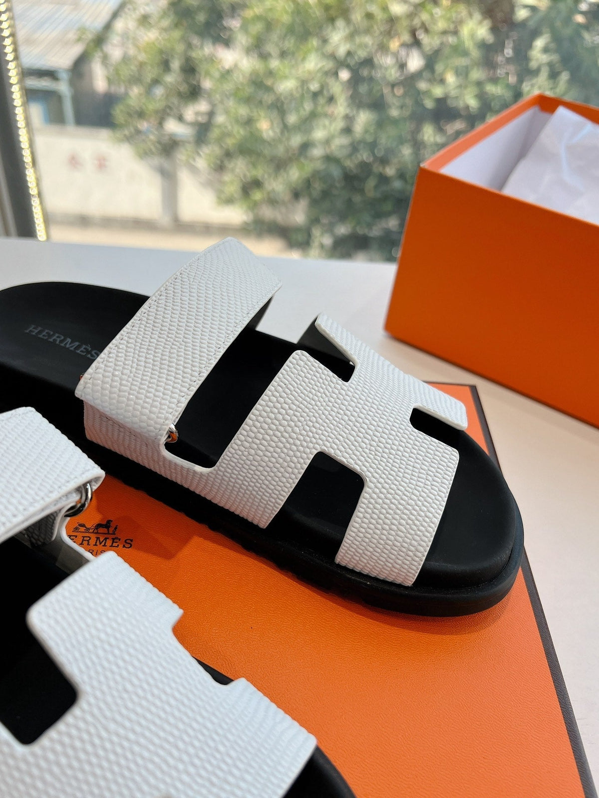 CHYPRE SANDAL IN WHITE SHINY GRAINED CALFSKIN