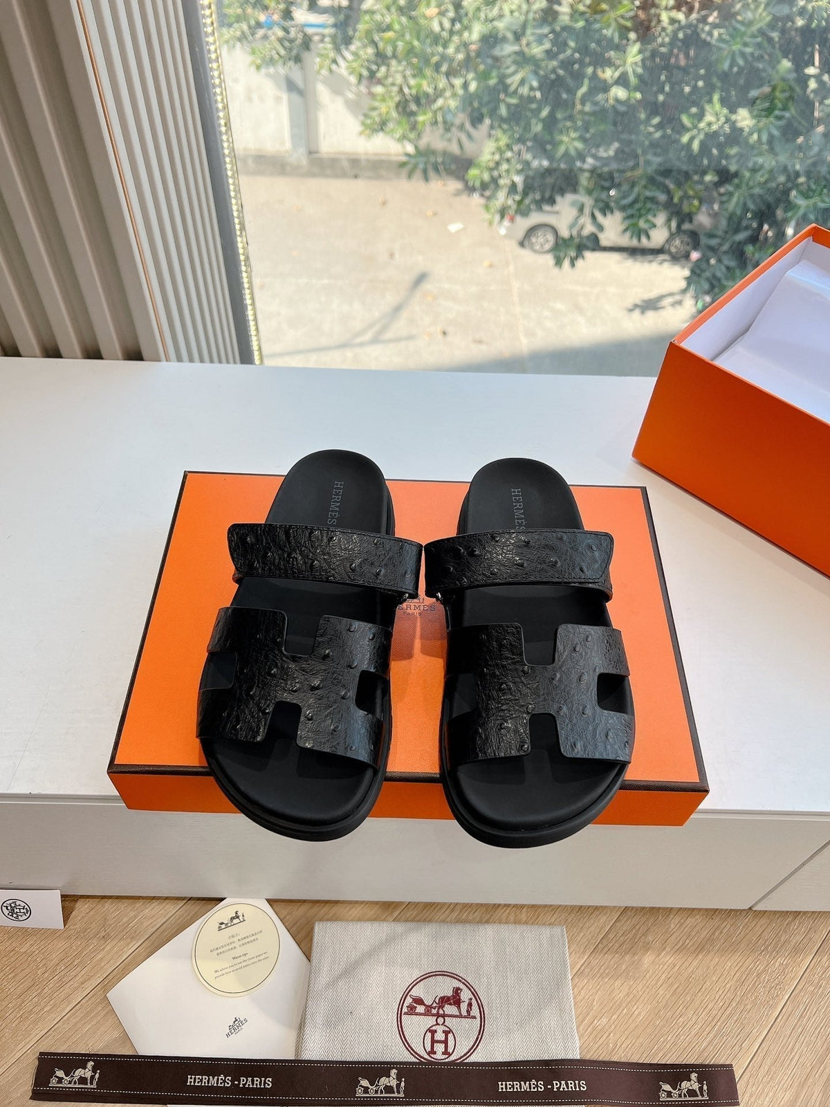 CHYPRE SANDAL IN BLACK GRAINED CALFSKIN