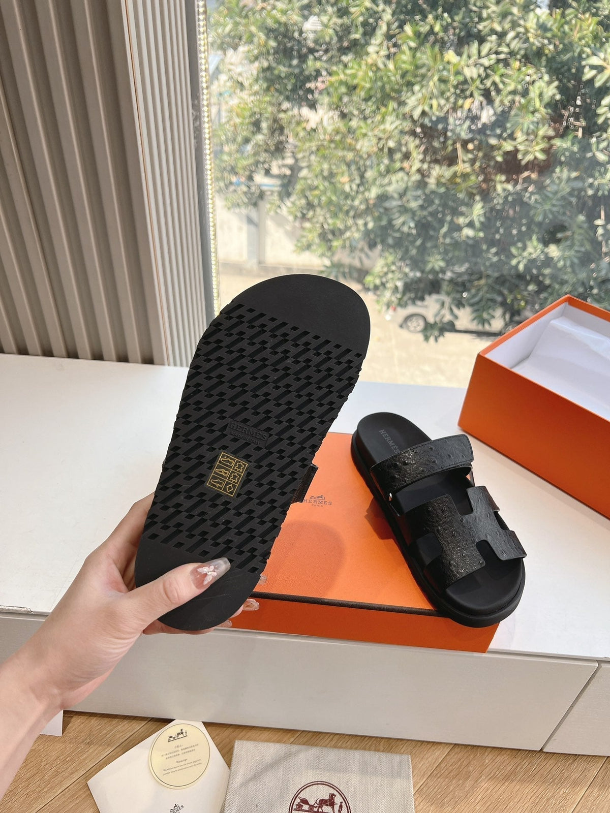 CHYPRE SANDAL IN BLACK GRAINED CALFSKIN