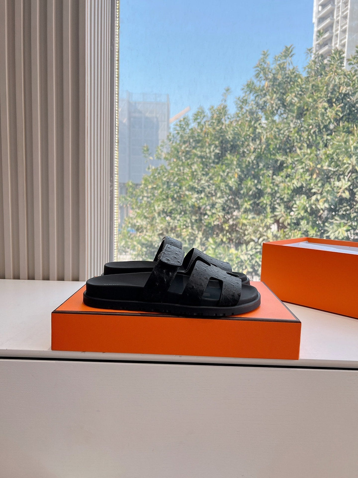 CHYPRE SANDAL IN BLACK GRAINED CALFSKIN