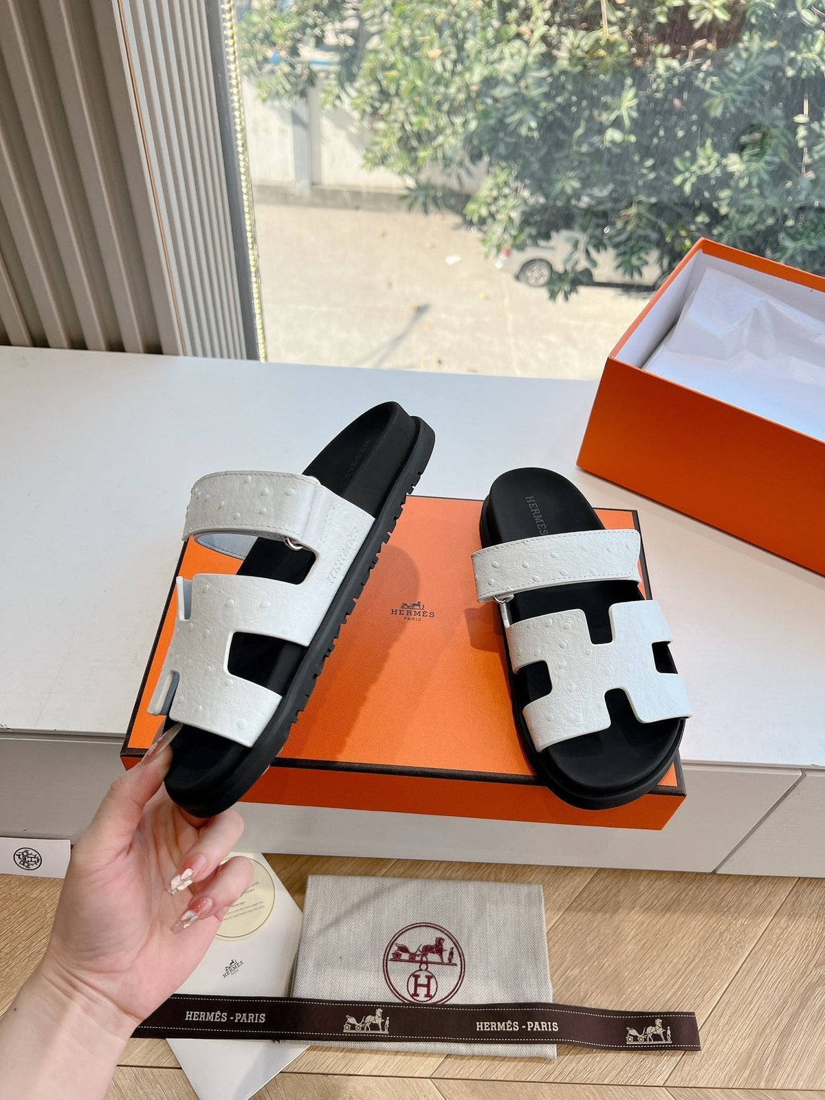 CHYPRE SANDAL IN WHITE GRAINED CALFSKIN