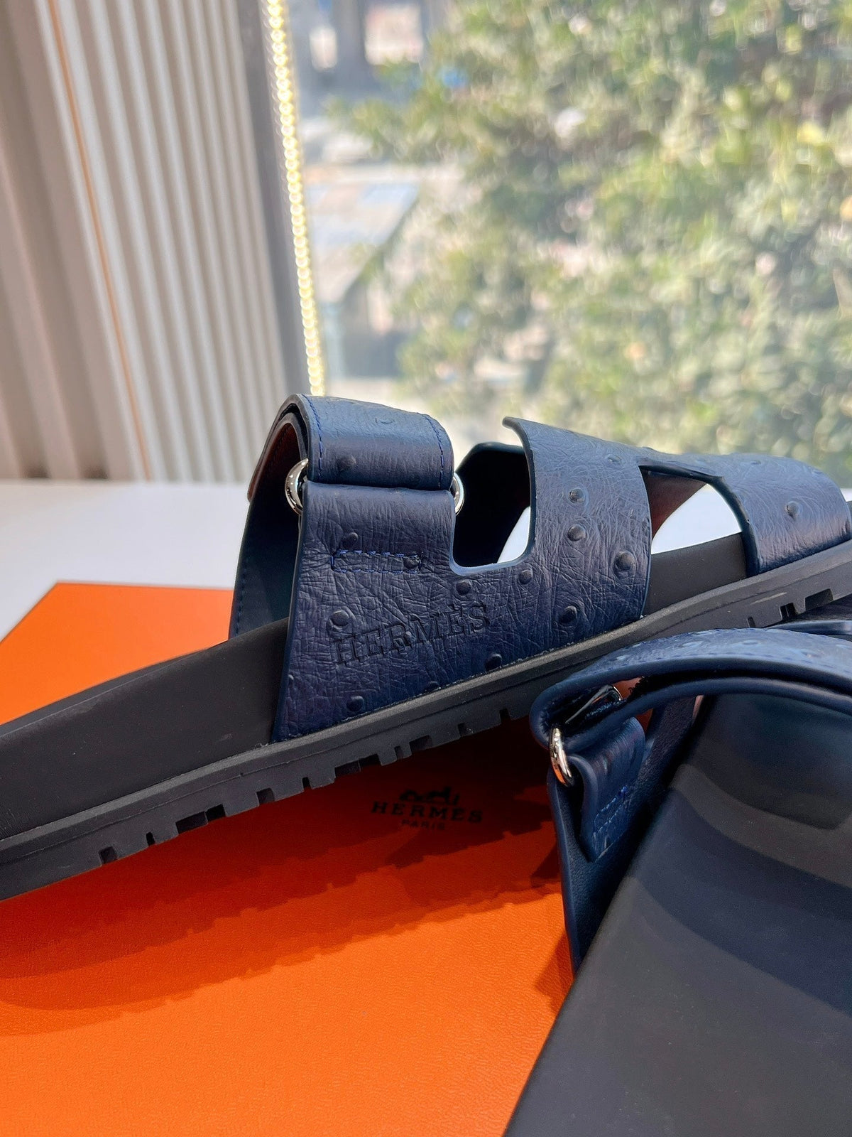CHYPRE SANDAL IN BLACK GRAINED CALFSKIN