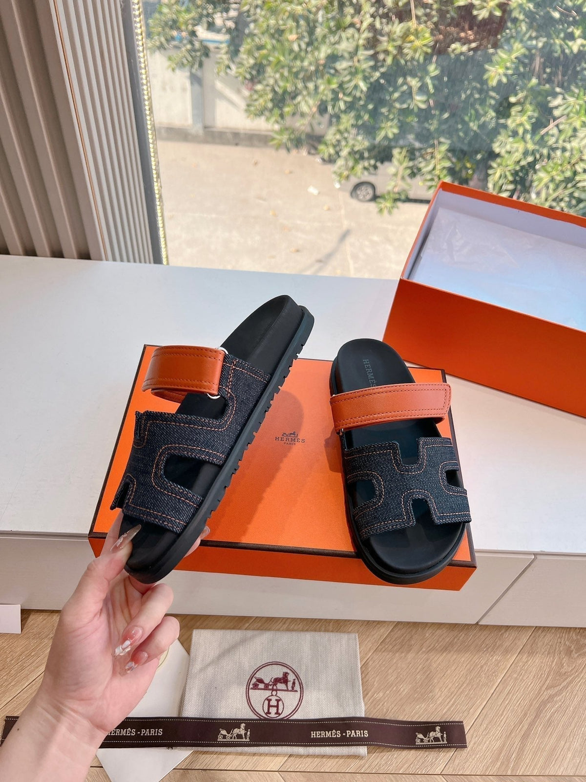 CHYPRE SANDAL IN BLACK DENIM AND VIVID ORANGE CALFSKIN