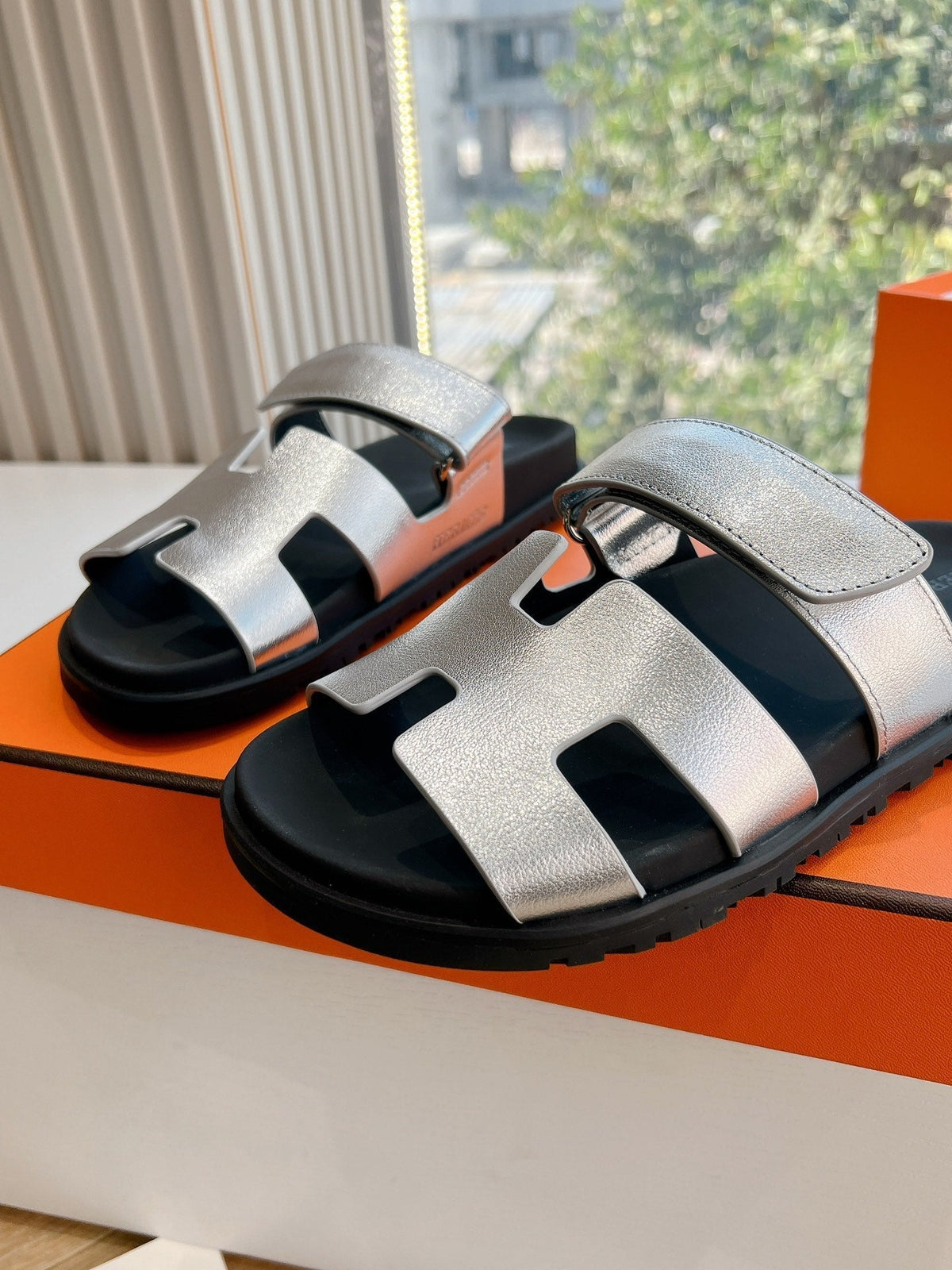 CHYPRE SANDAL IN SILVER METALLIC CALFSKIN