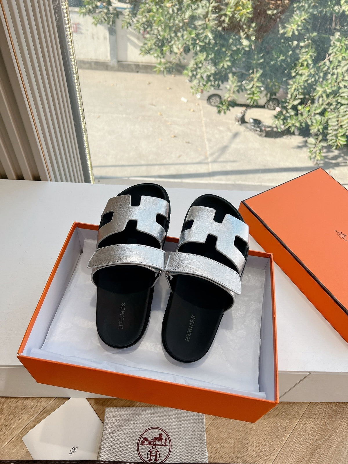CHYPRE SANDAL IN SILVER METALLIC CALFSKIN