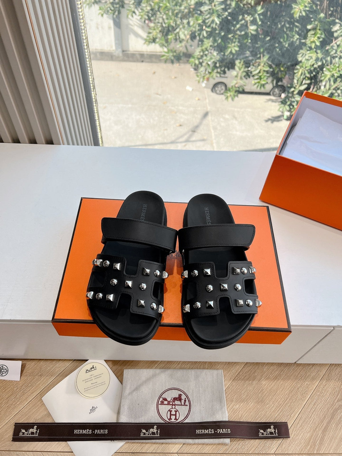 CHYPRE SANDAL IN BLACK CALFSKIN WITH STUDS