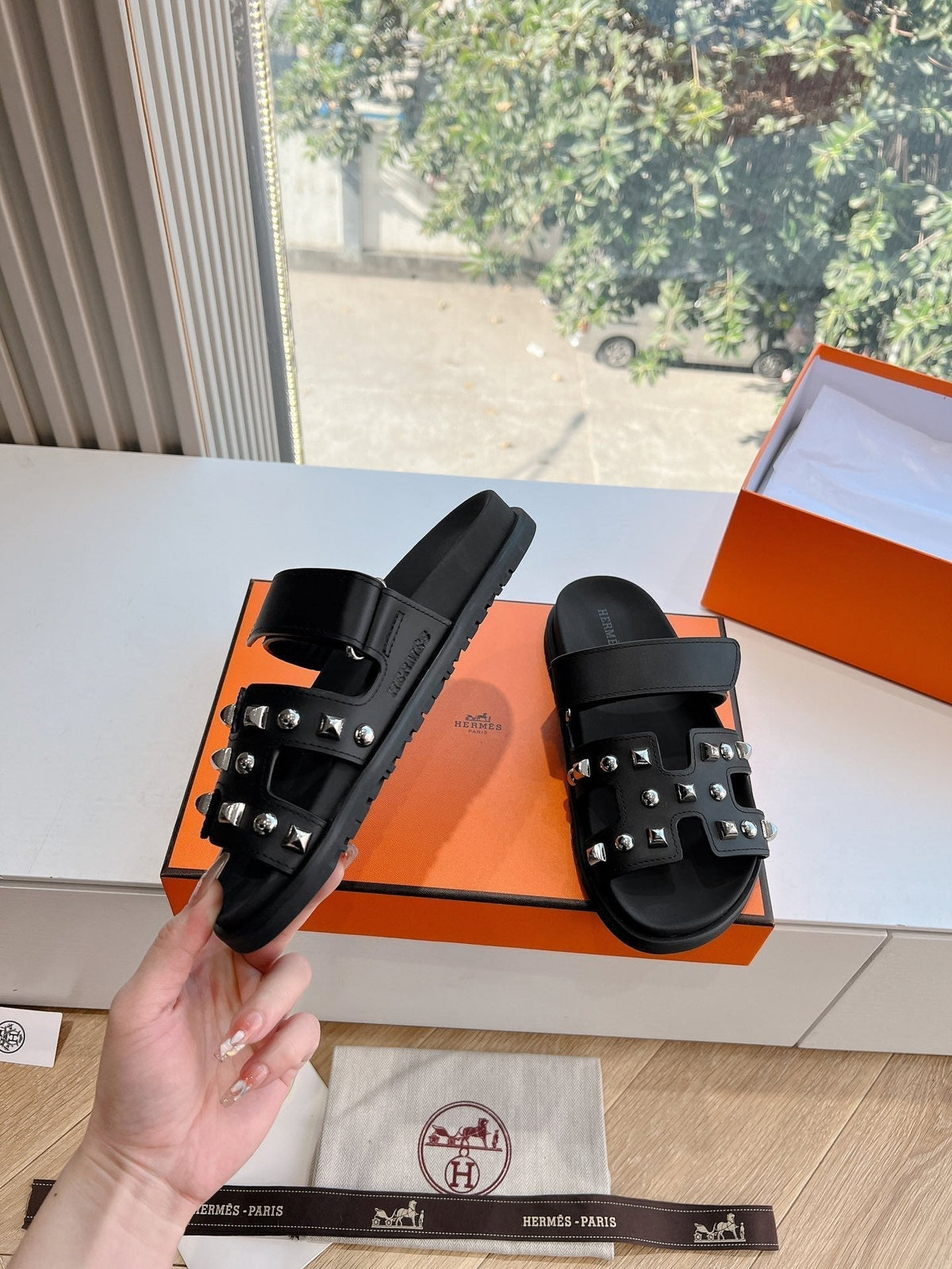 CHYPRE SANDAL IN BLACK CALFSKIN WITH STUDS