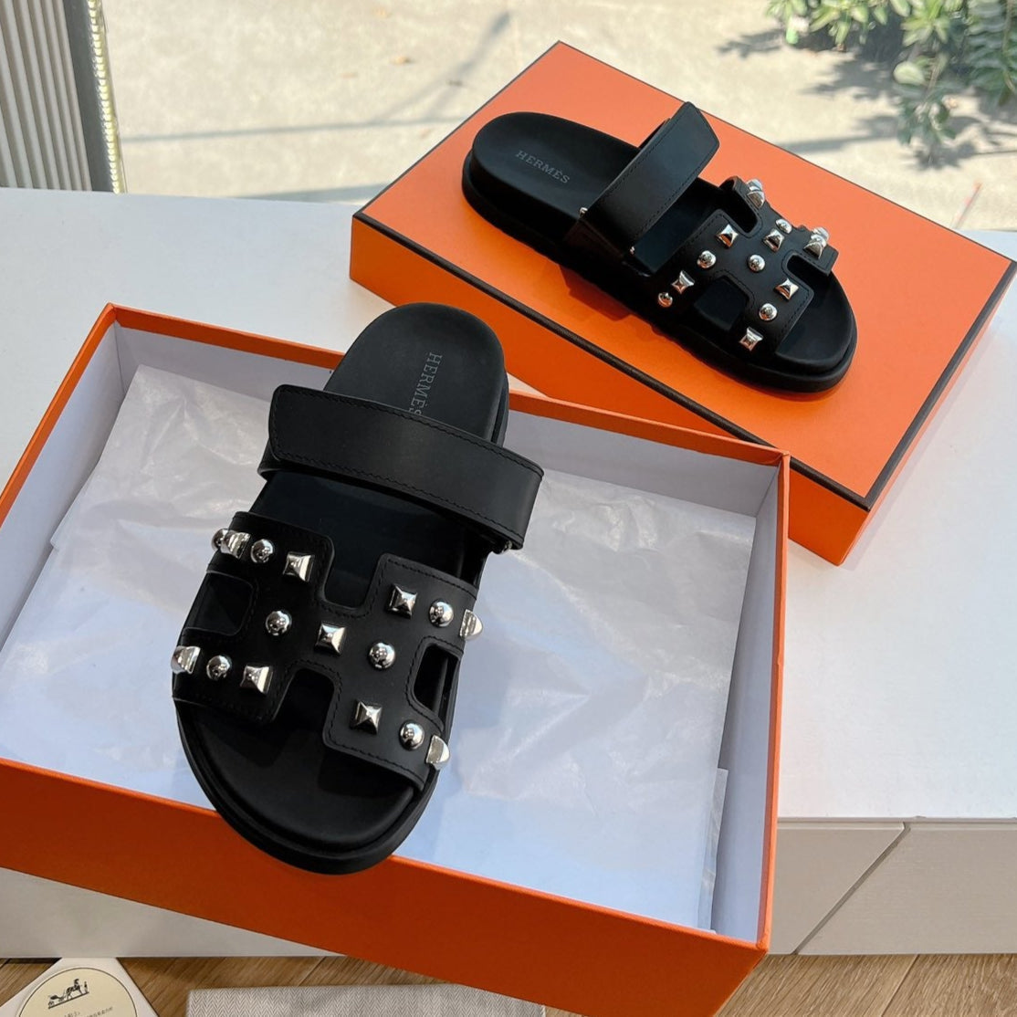 CHYPRE SANDAL IN BLACK CALFSKIN WITH STUDS