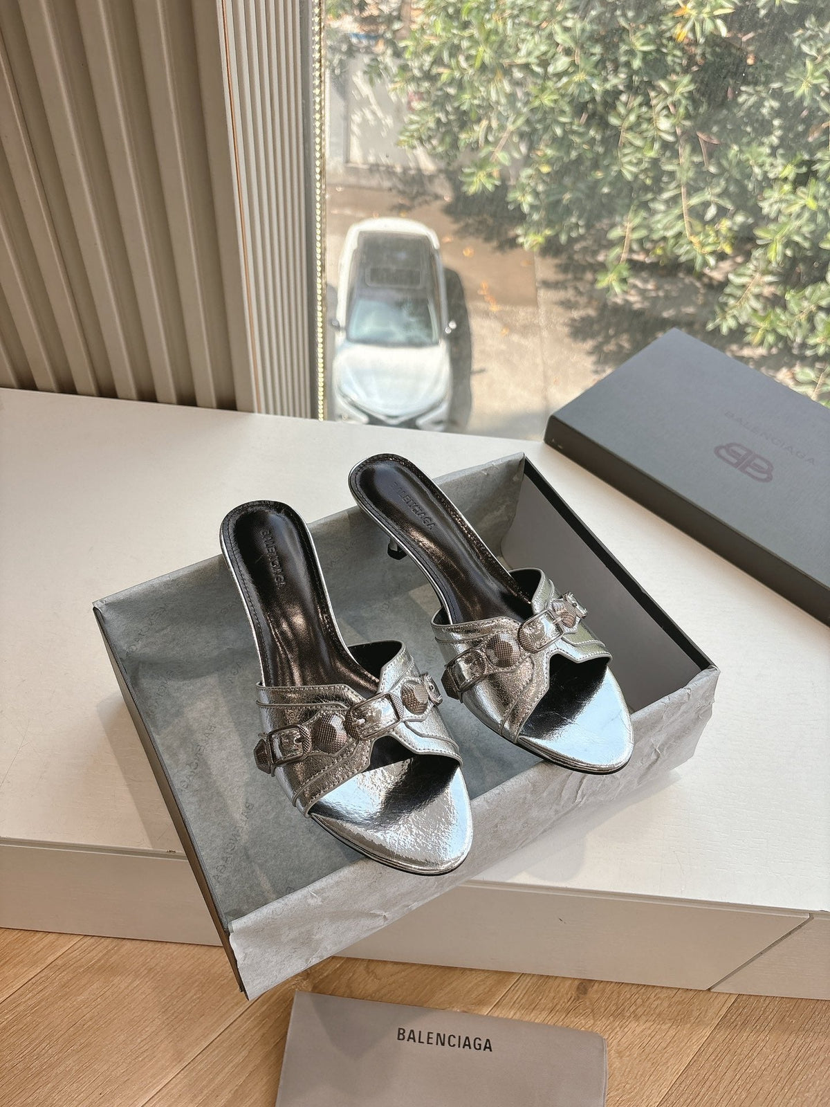 CAGOLE MID-HEEL MULES IN SILVER METALLIC CALFSKIN