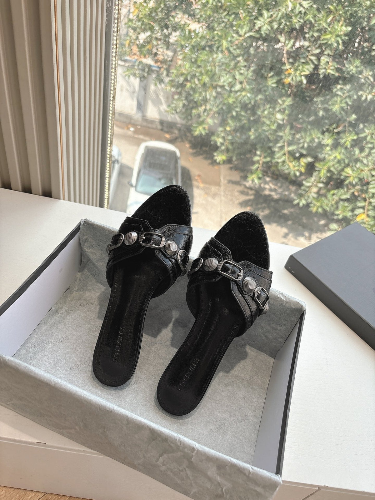 CAGOLE FLAT MULES IN BLACK CALFSKIN