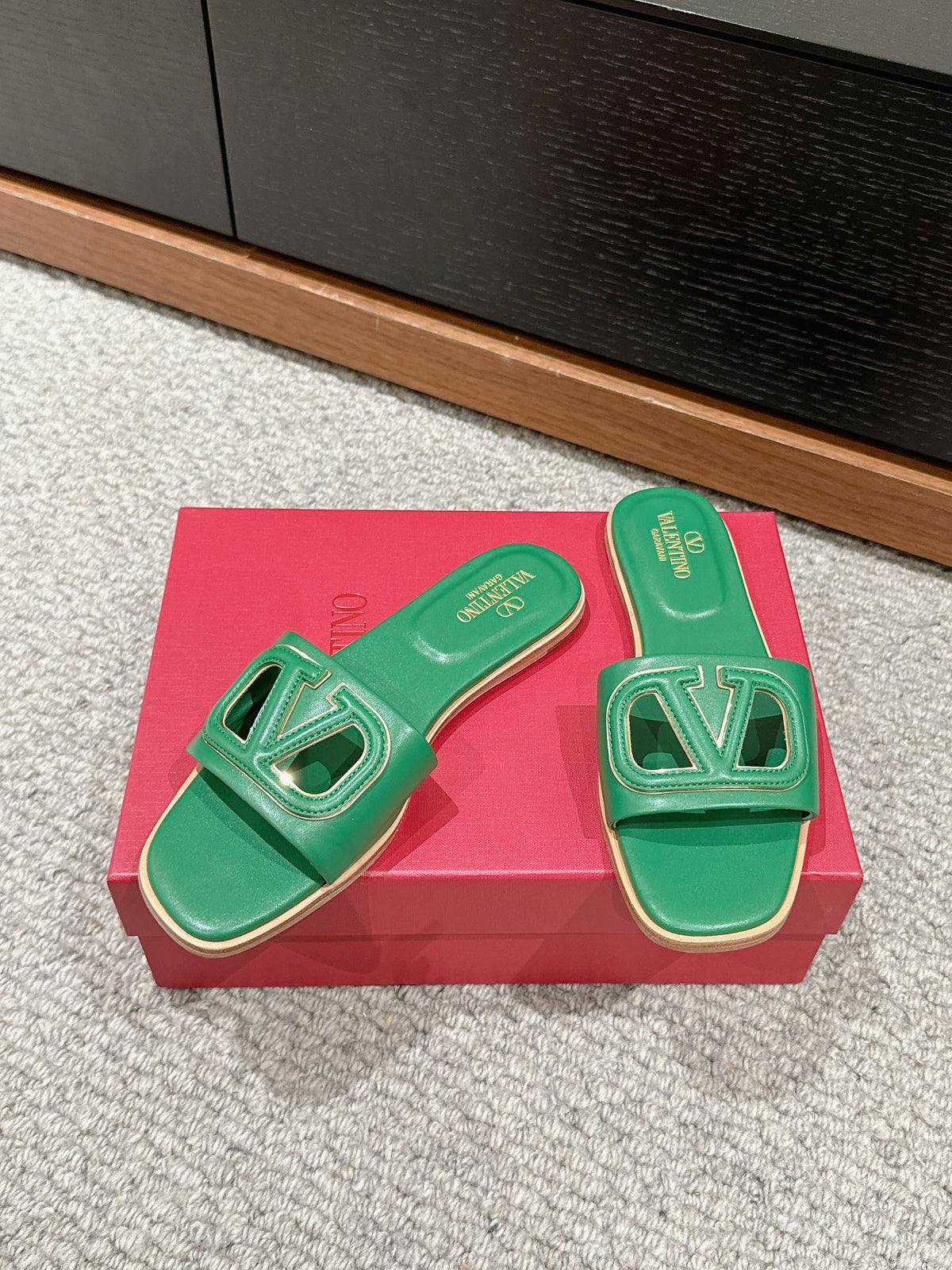 VLOGO CUT-OUT EMERALD GREEN CALFSKIN SLIDE SANDAL