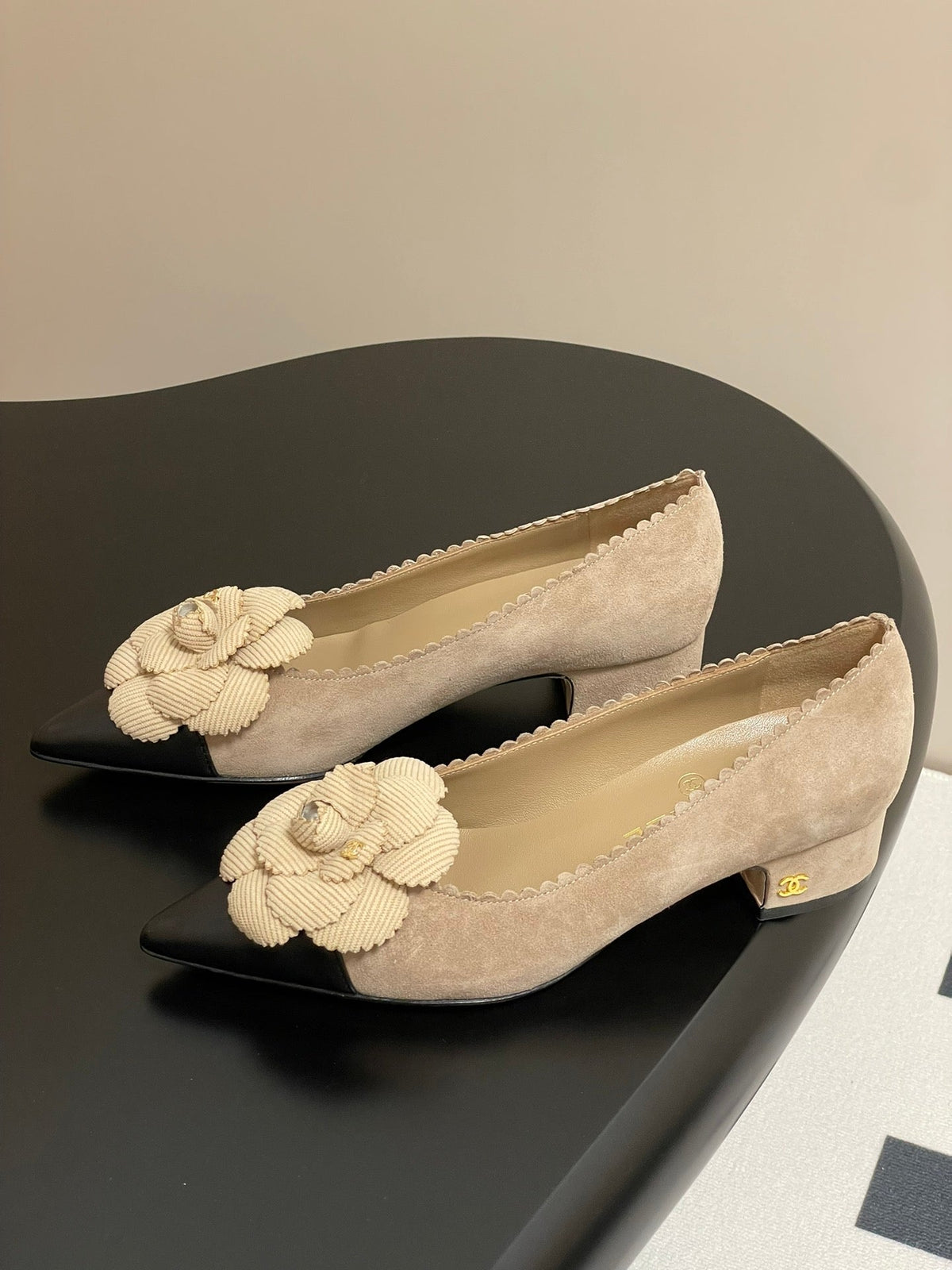 CC 25C Classic Camellia Pointed High Heels Pump 35mm Beige Suede 247612