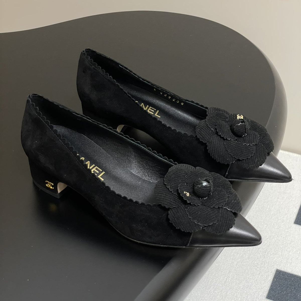 CC 25C Classic Camellia Pointed High Heels Pump 35mm Black Suede 247614